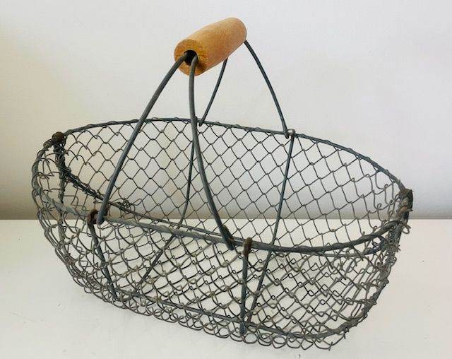 Large rustic wire basket with wooden handle L32cm x D20cm x H24cm