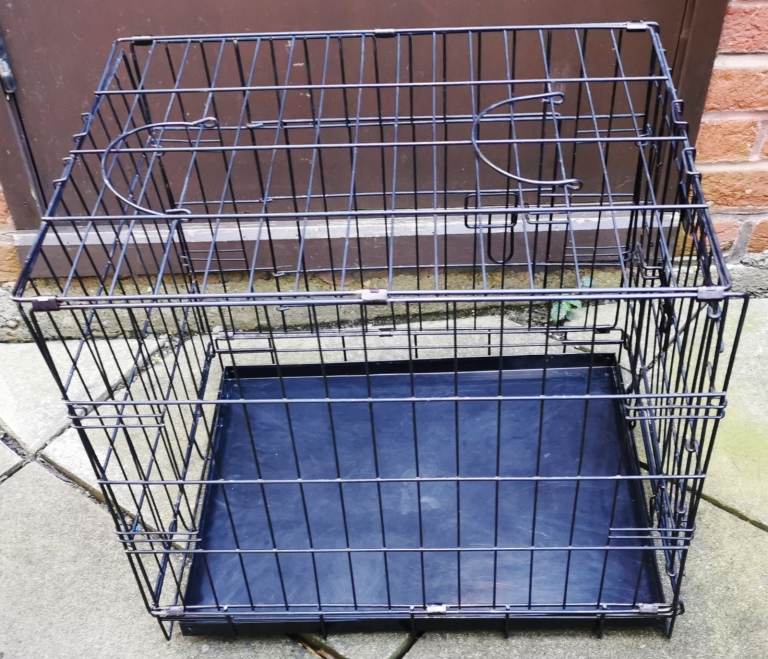 EASIY PET BLACK STEEL DOG CRATE / CAGE FOR SALE (Approximate dims   L. 24  W. 18  H. 20 inches)