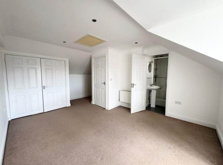 Huge 27sqm Studio-Style Room with Kitchenette & Ensuite – GU2