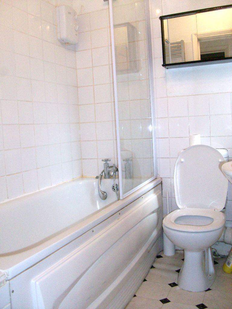 (AVAILABLE NOW) BIG SIMPLE DOUBLE Room in ILFORD, E12 6JW for £889pcm.. ALL BILLS INCLUDED !!!