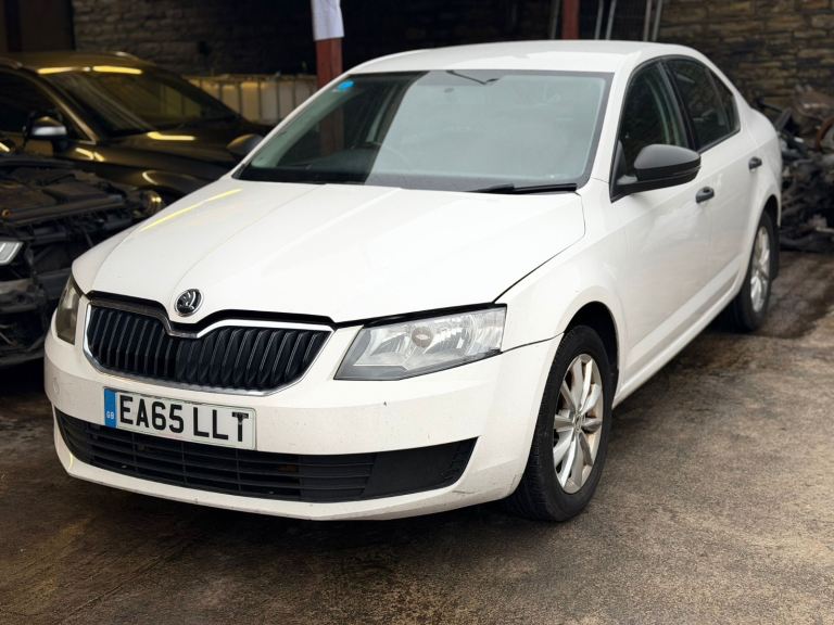 MK3 SKODA OCTAVIA WHITE HATCH BREAKING 