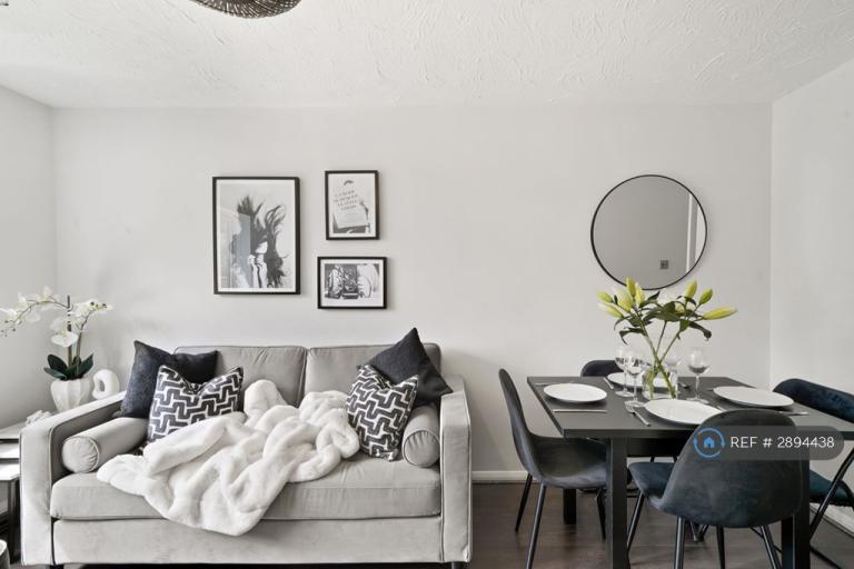1 bedroom flat in Walton Lodge, London, E18 (1 bed) (#2894438)