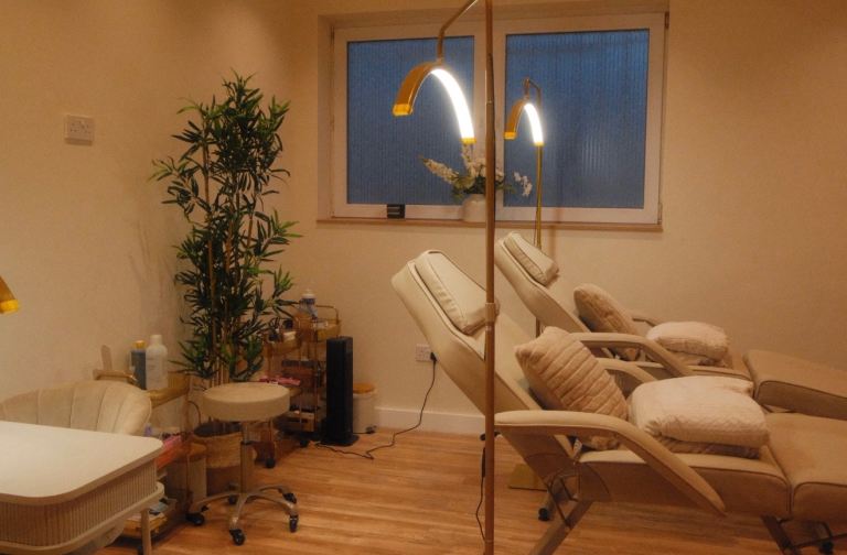 Large private beauty room - Park Royal 