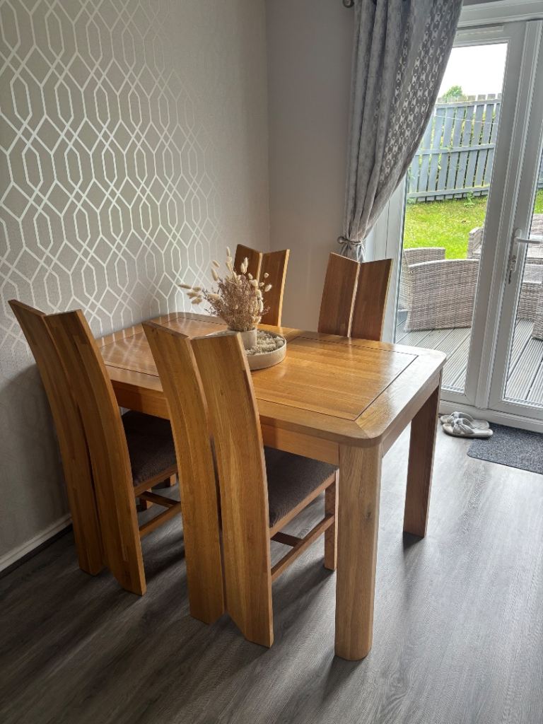 Solid oak dining table and chairs in excellent condition 