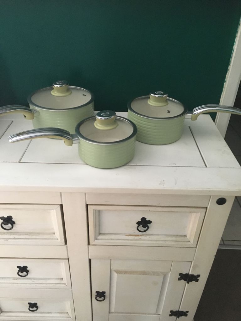 Set of 3 retro style Green Saucepans with Lids – Good Condition
