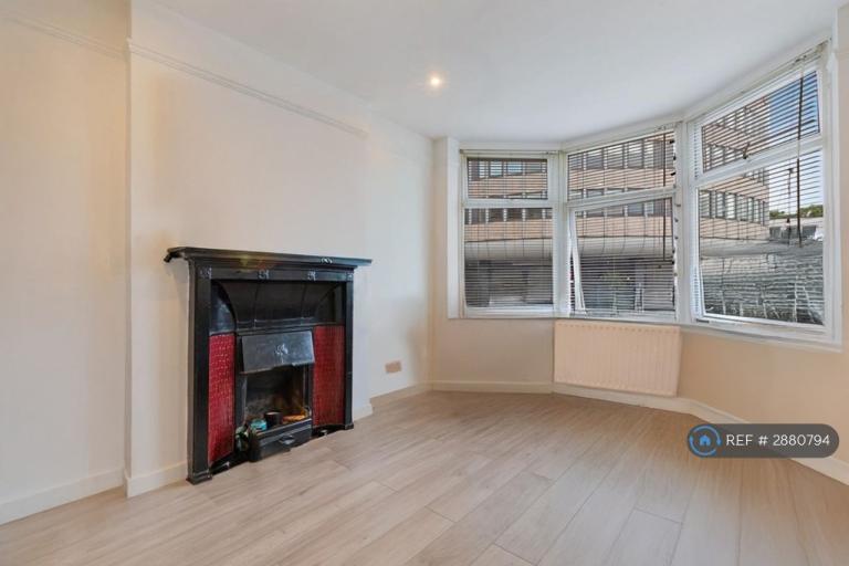2 bedroom flat in Brighton Road, Purley, CR8 (2 bed) (#2880794)