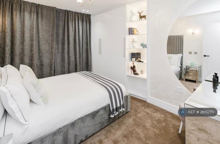 2 bedroom flat in Darkes Lane, Potters Bar, EN6 (2 bed) (#2651270)