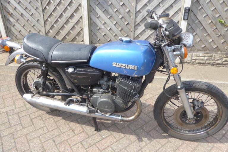 SUZUKI T 500 REG 1975 GOT V5 NEEDS RESTORING ENGINE KICKS OVER