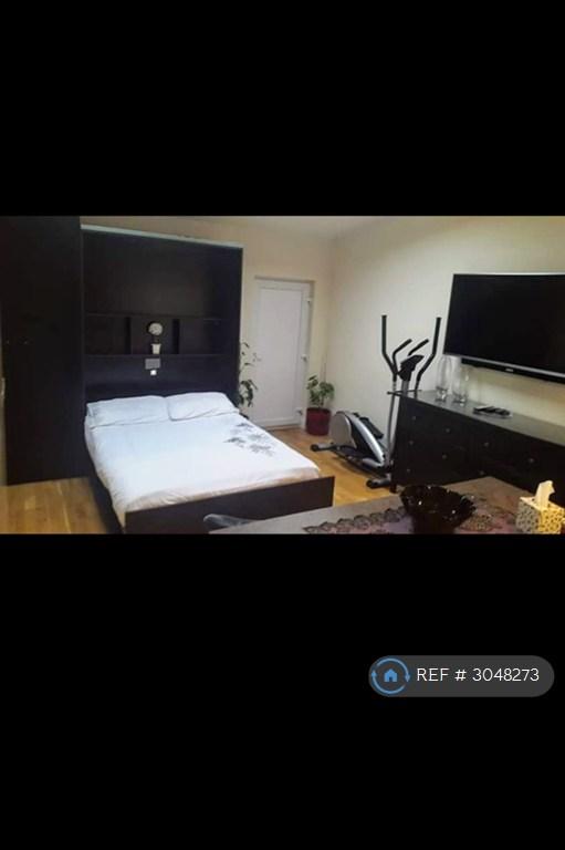 Studio flat in Knollmead Rd, Surbiton, KT5 (#3048273)