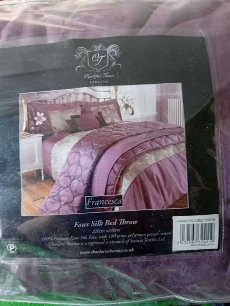 Bed throw and 4 pillow cases