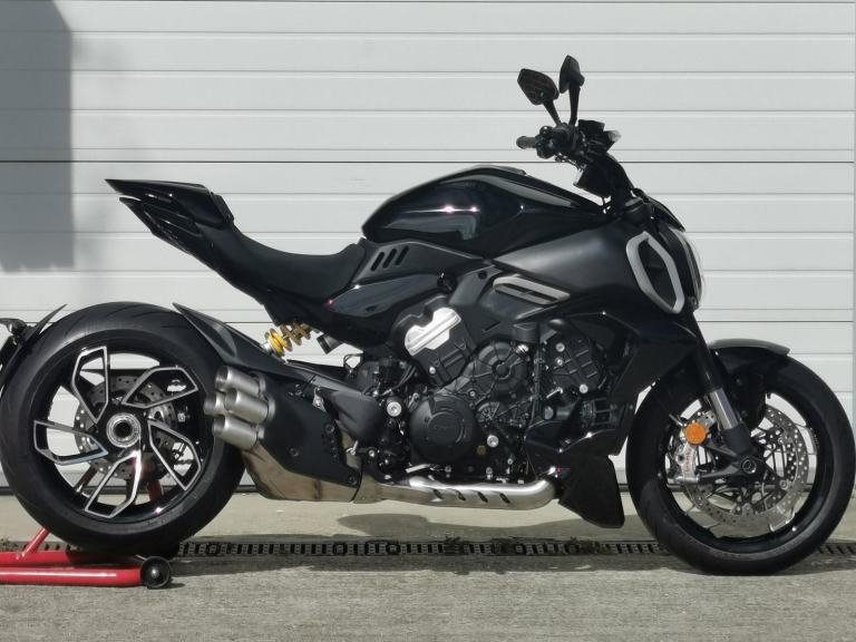 DUCATI DIAVEL V4
