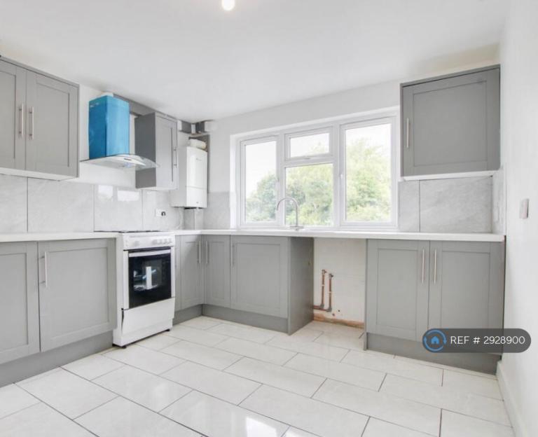 3 bedroom flat in Whitmore Way, Basildon, SS14 (3 bed) (#2928900)
