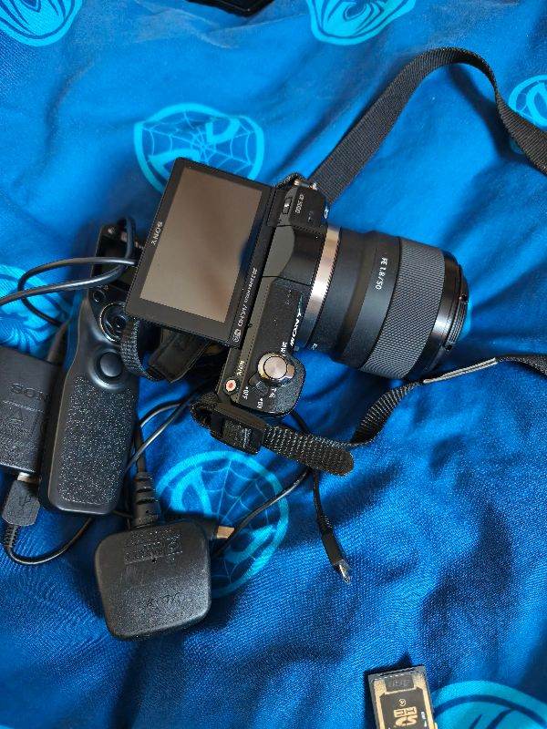 Sony alpha 5000 +FE 1.8/50 lens and bundles