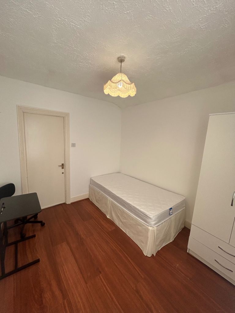 Furnished room, ready to move in E13 Plaistow 