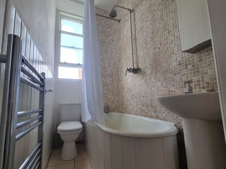 1 bedroom unfurnished flat, Hawthornvale, Trinity 