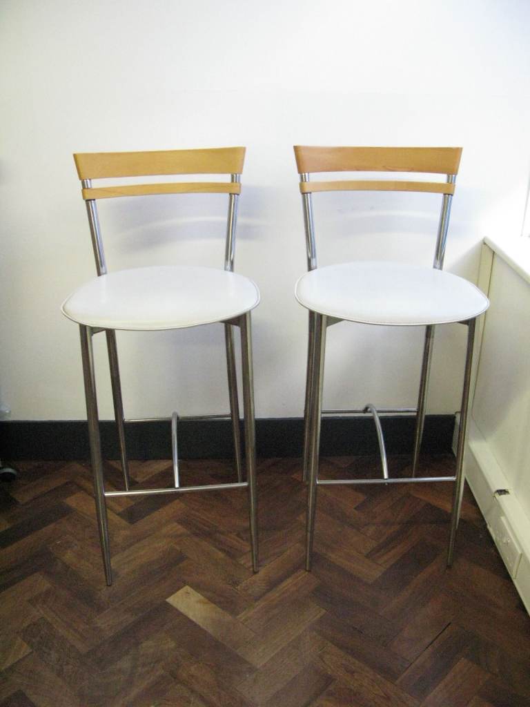 2 High Stools