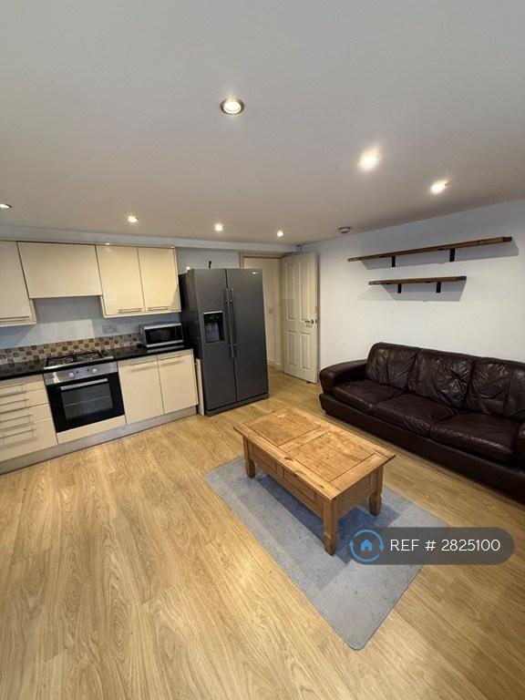 2 bedroom flat in Demesne Road, Whalley Range, Manchester, M16 (2 bed) (#2825100)