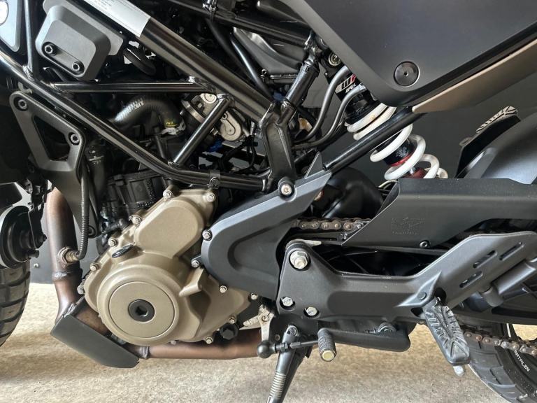 STUNNING ONE OWNER 2023/23 HUSQVARNA SVARTPILEN 401 MOTORYCYCLE