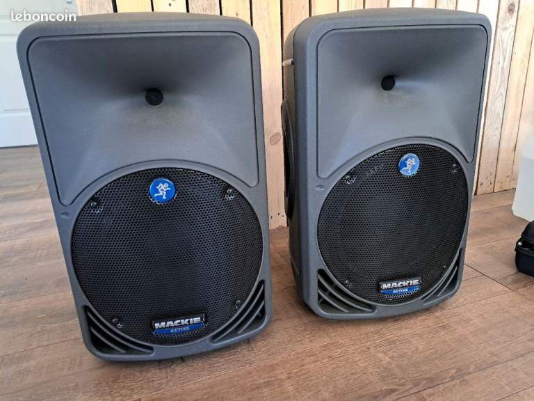 Pair of mackie srm350v1 powered speakers