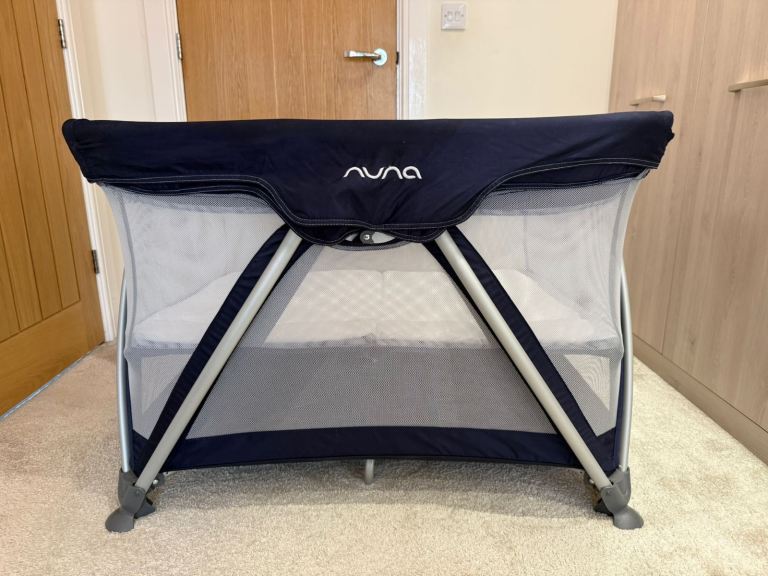 Nuna Sena travel cot 