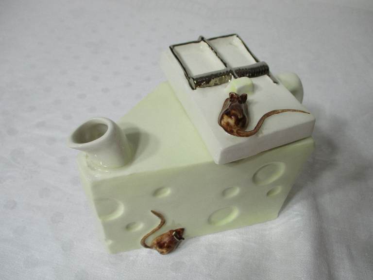 Vintage (1991) Quorn Pottery Cheese and Mousetrap Novelty Teapot