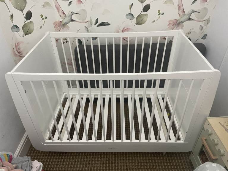 White Wooden SnuzKot Cot Bed – Good Condition