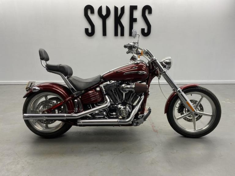Harley-Davidson FXCWC Softail Rocker C in Crimson Red Sunglo
