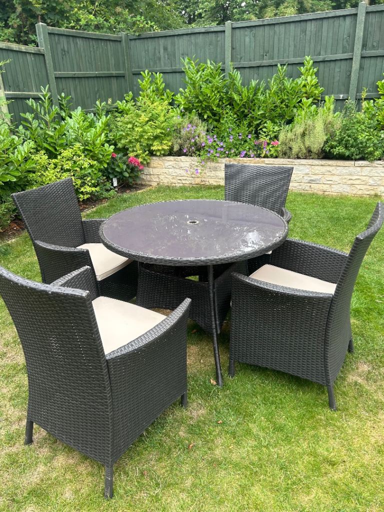 Black Garden Round Ratan Table with 4 chairs