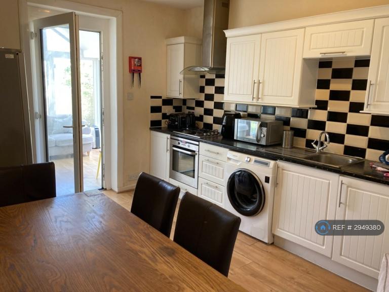 5 bedroom house in Shelbourne Road, Bournemouth, BH8 (5 bed) (#2949380)