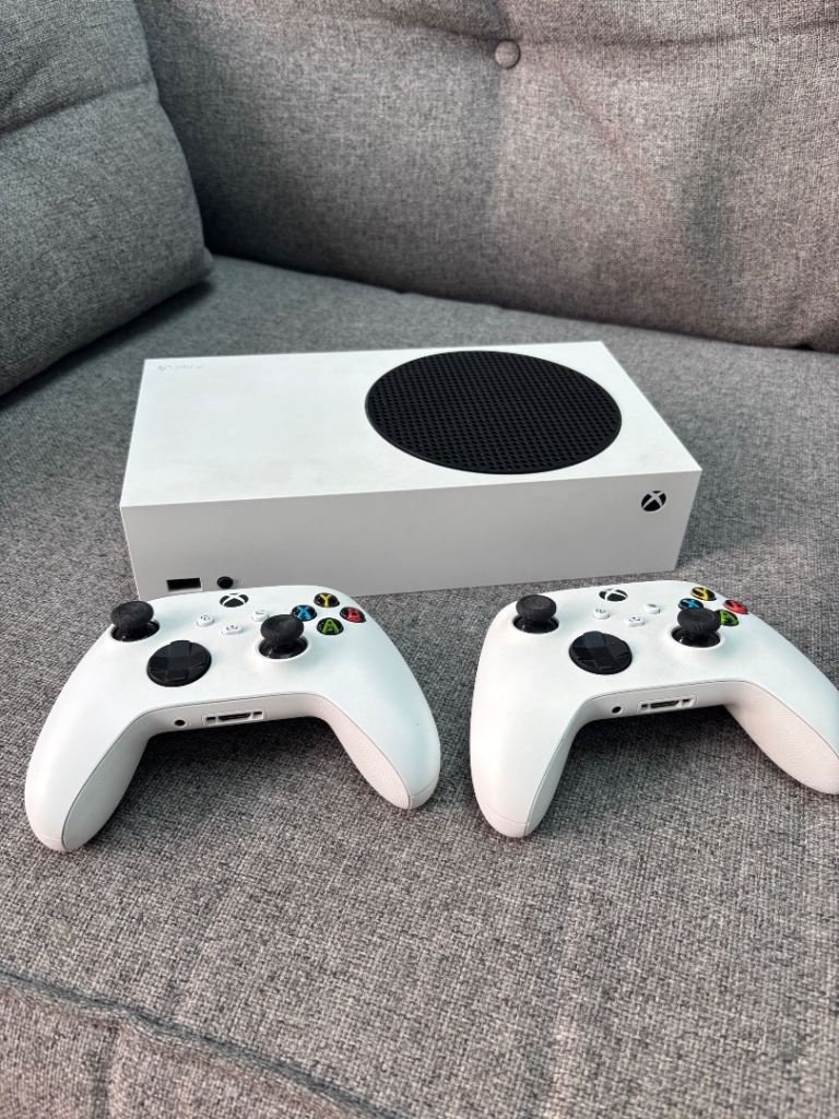Xbox series S 512gb and 2 controllers