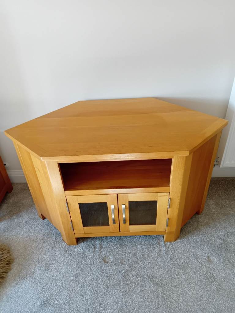 Oak corner T.V cabinet very good condition 
