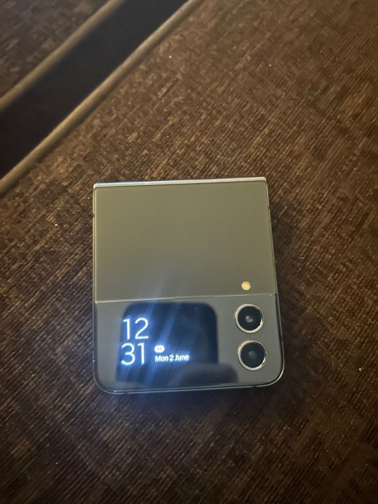 Samsung galaxy flip 4
