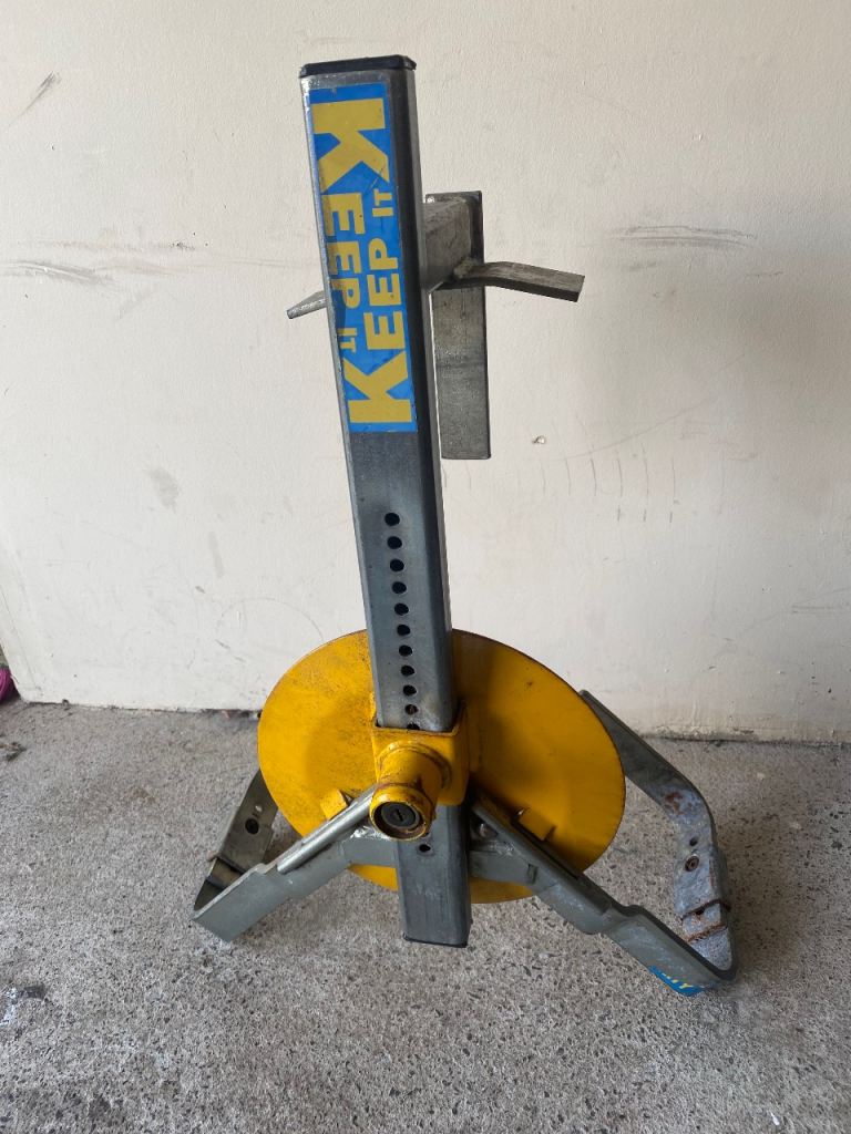 Heavy duty wheel clamp. 