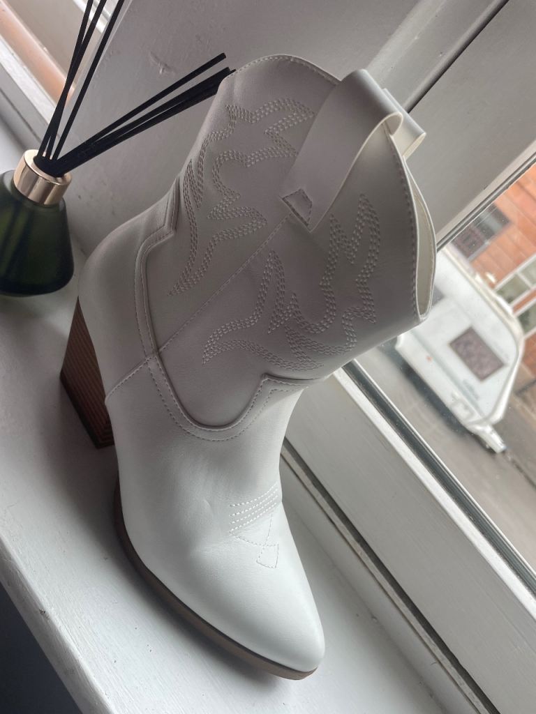 White Cowboy Boots – Women's Size 39 (UK 6), Good Condition