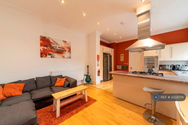 5 bedroom house in Lilac Grove, Beeston, Nottingham, NG9 (5 bed) (#2322074)