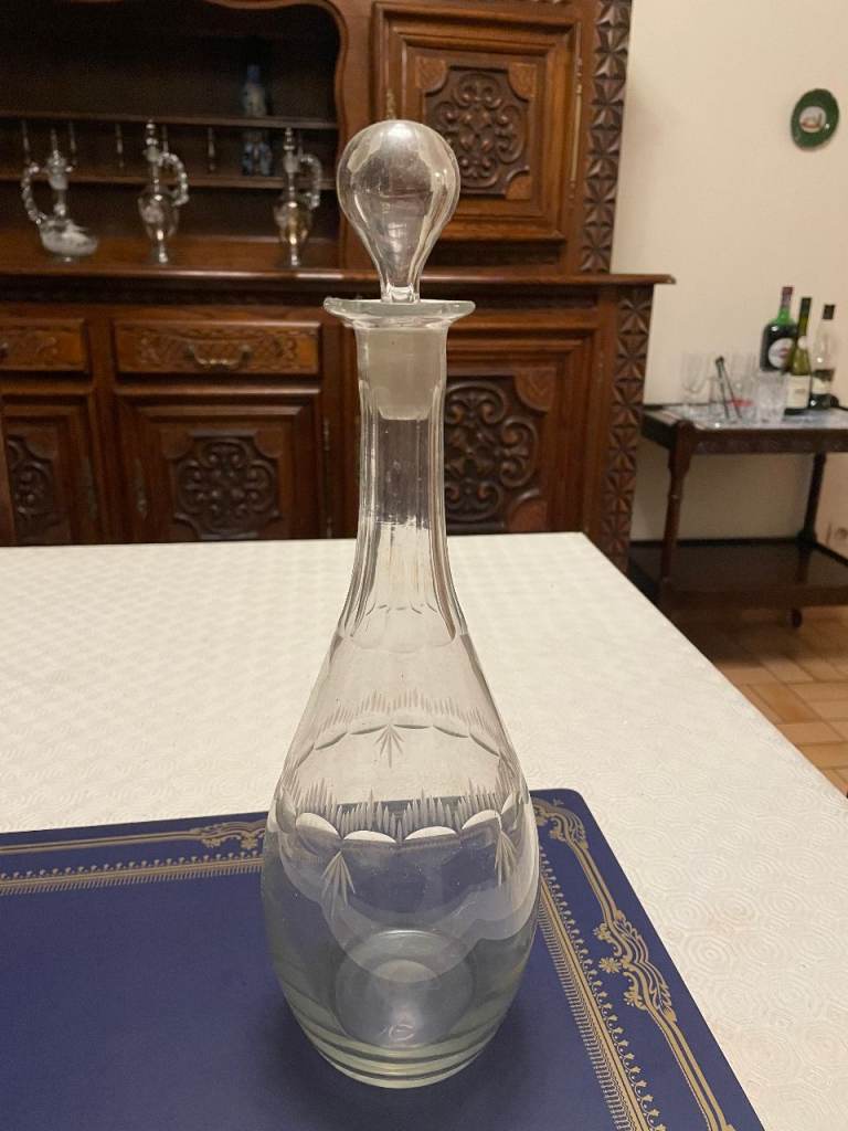 EXQUISITE ANTIQUE CUT & ETCHED GLASS DECANTER WITH STOPPER / H 30cm/36cm