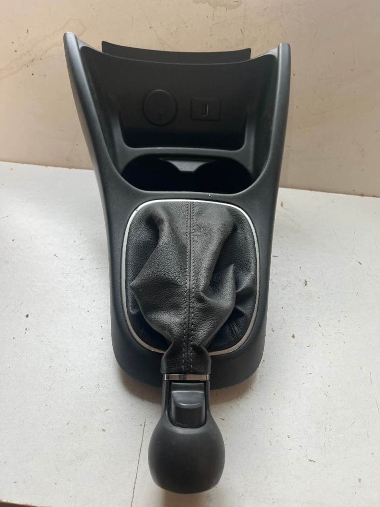 VAUXHALL CORSA E FRONT CUP HOLDER GEARKNOB AND USB & ELECTRICAL PORTS