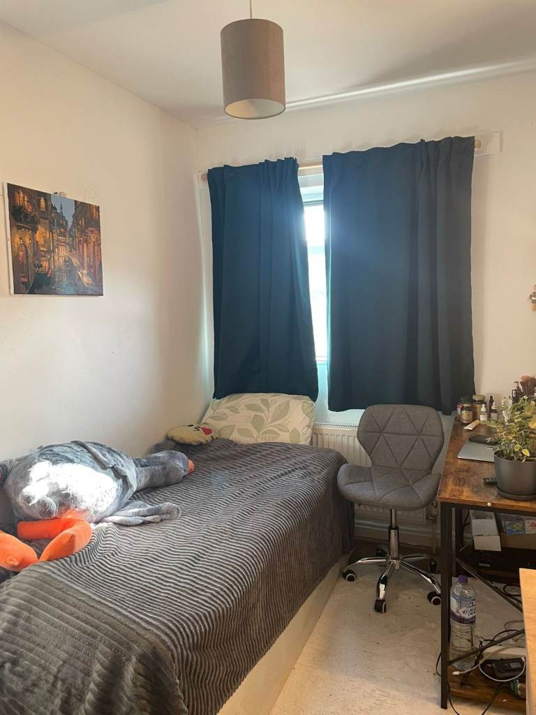 Single room in East acton