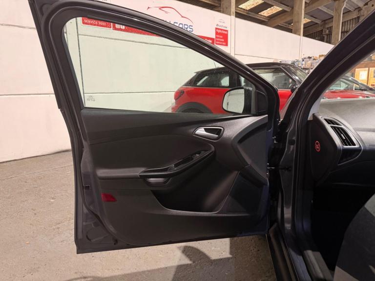 2011 Ford Focus 1.6 125 Zetec 5dr HATCHBACK PETROL Manual