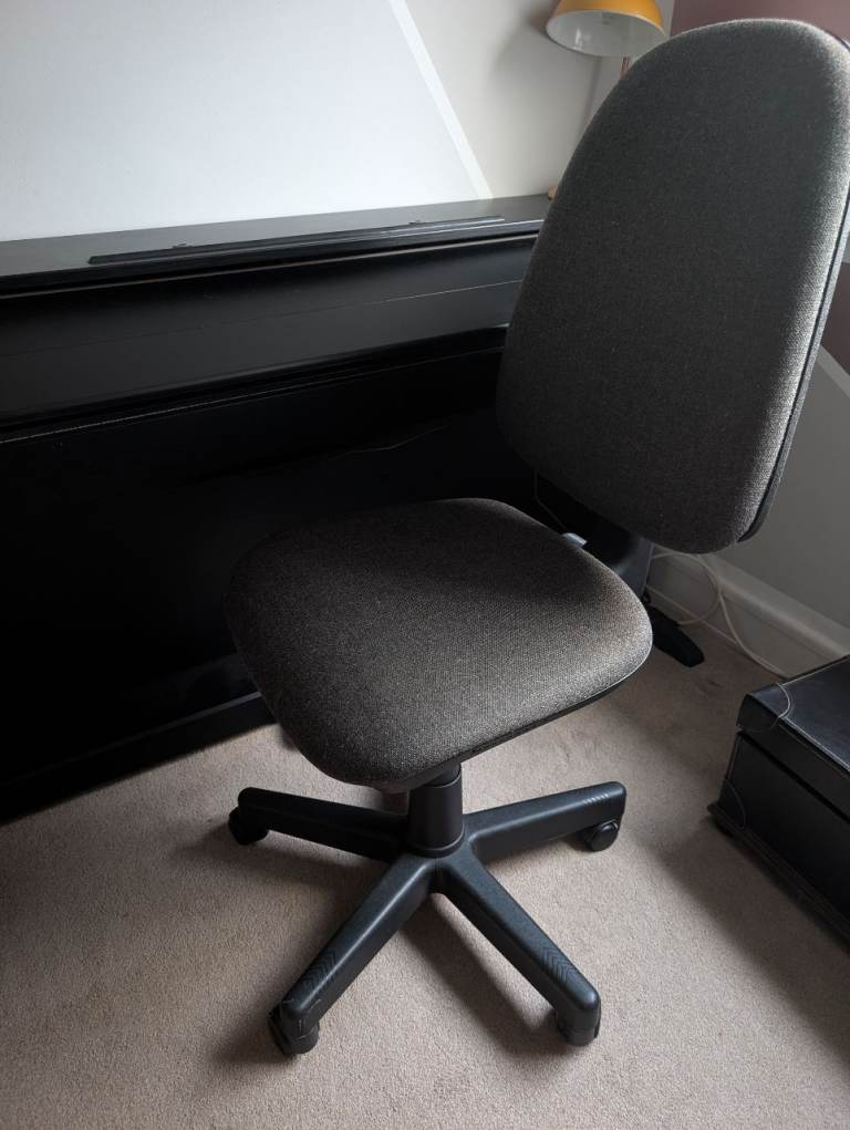 Grey Office Chair with Wheels – Good Condition