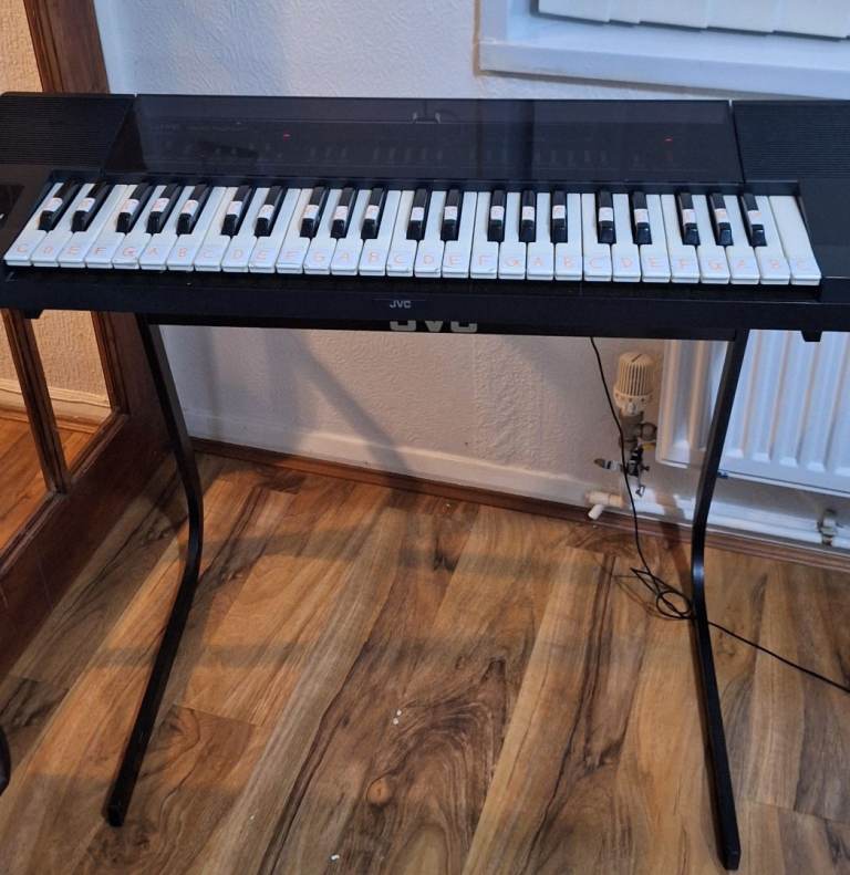 JVC ELECTRONIC KEYBOARD MODEL KB-303 E -12V DC 12W . Used condition but in good working order, 