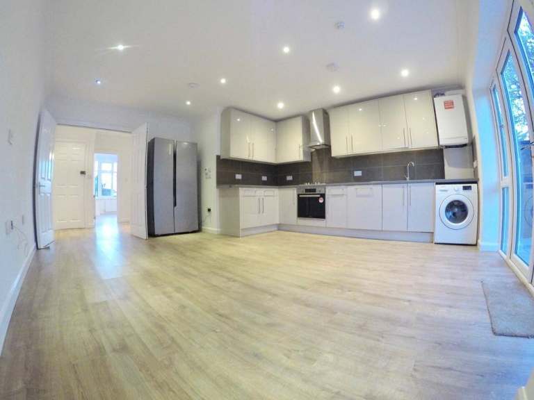 New Converted GF 1st Floors 3D Bed Flat Shower Open Plan Doors Patio Garden Near Tube Bus Shops Park