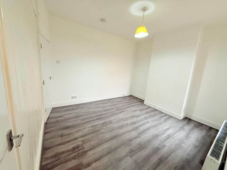 Beautiful Three Bedroom Terraced House to let on Highbury Gardens Seven Kings IG3,