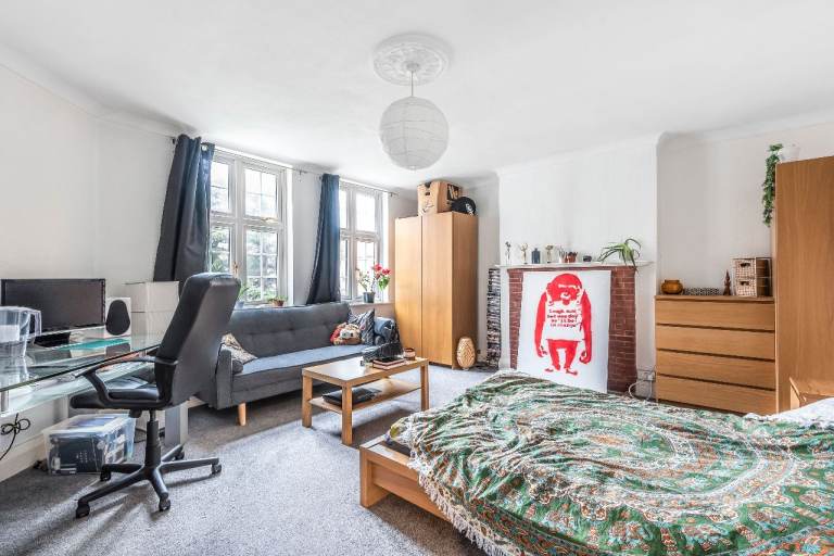 Spacious 3/4 Bedroom Flat available KT2 6RS