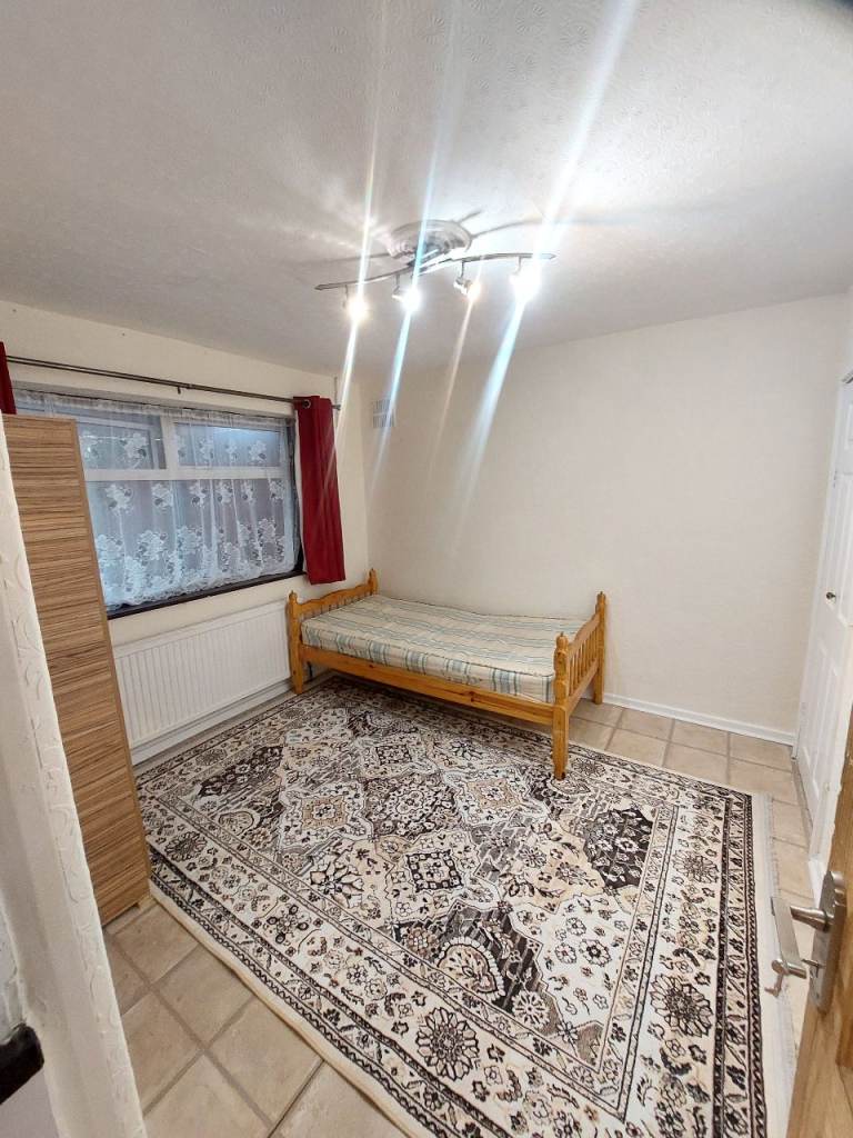 Two large rooms for rent in Stratford 