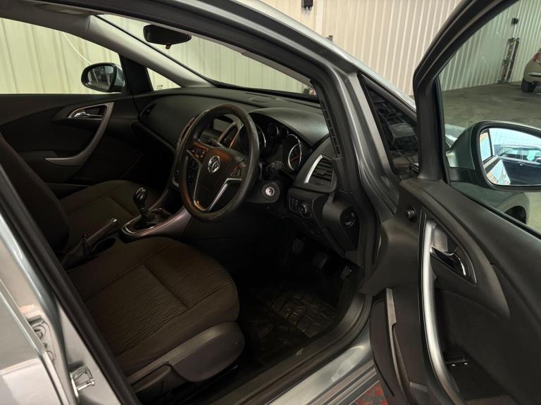 2014 Vauxhall Astra 1.4i 16V Design 5dr HATCHBACK PETROL Manual