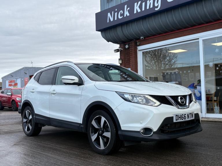 2017 Nissan Qashqai 1.2 DiG-T N-Connecta 5dr ++ PANROOF / NAV / CAMERA / ULEZ ++ HATCHBACK Petrol...