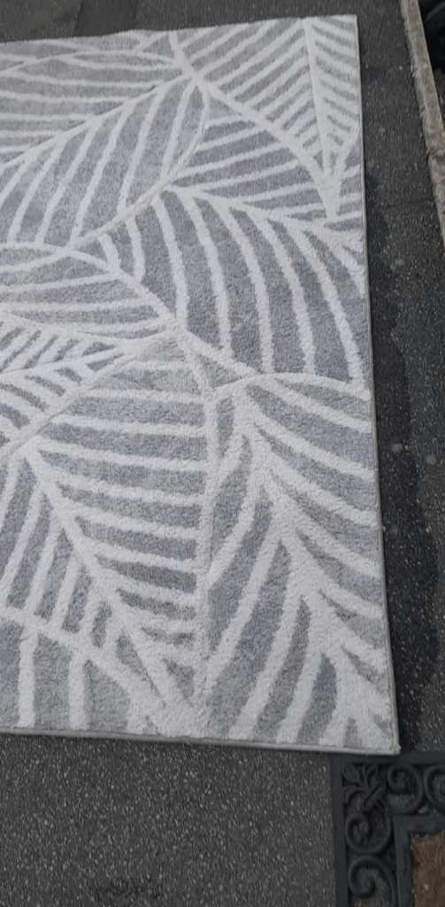 LARGE RUG - 80 X 54 inch size - NICE CONDITION - gray / white - free local delivery 
