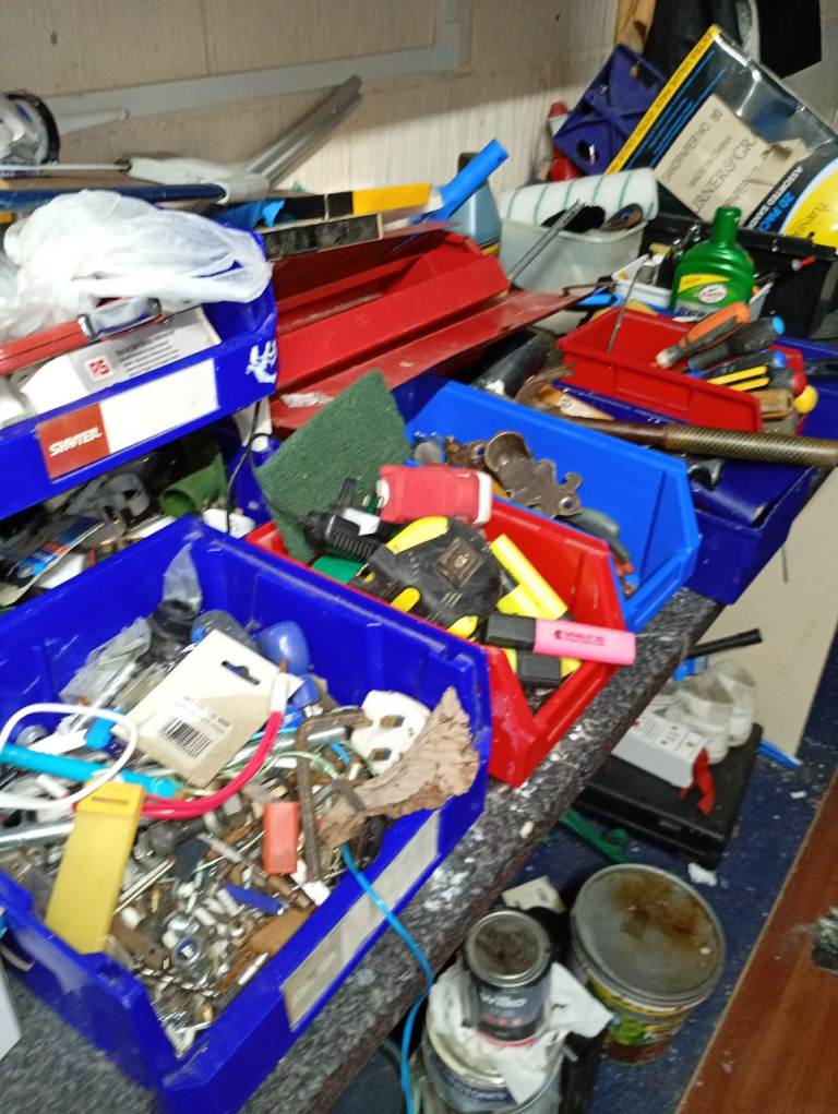 Loads of tools not to sure what there is but alot 