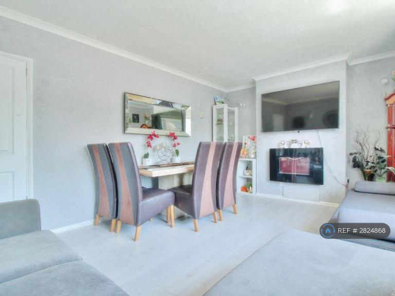 2 bedroom flat in Sheringham Avenue, Romford, RM7 (2 bed) (#2824868)